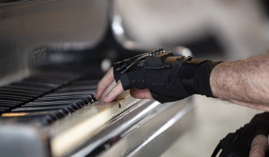‘Magic’ Gloves Help Acclaimed Brazilian Pianist Play Again