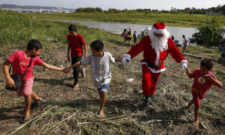 Santa Braves The Heat Of The Amazon Jungle To Bring Gifts To Children In Brazilian Village