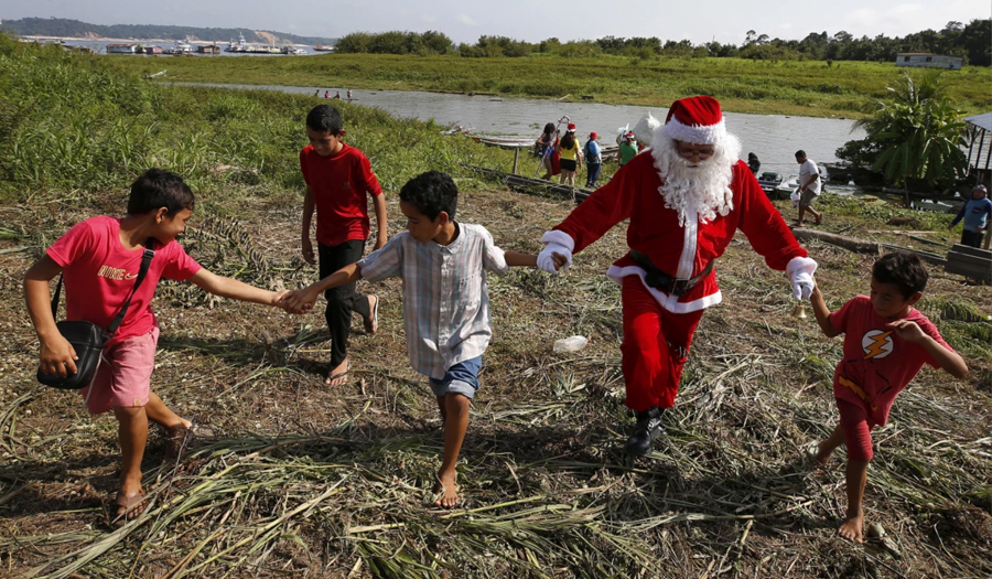 Santa Braves The Heat Of The Amazon Jungle To Bring Gifts To Children In Brazilian Village