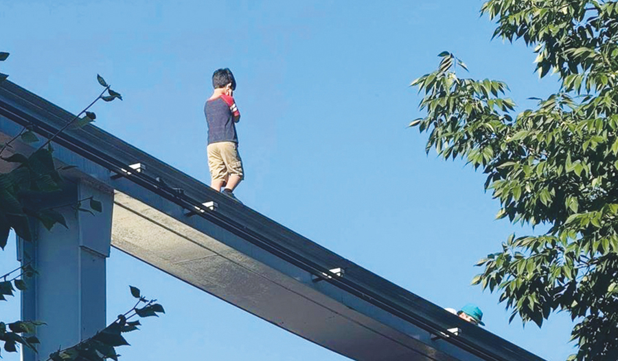 Lost Boy Wandering Elevated Monorail Line In Hersheypark Is Saved By Another Parkgoer